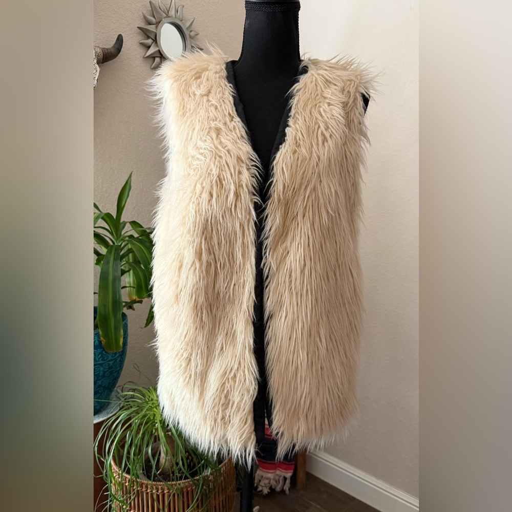 Forever 21 Faux Fur Open Vest Sz M Cream Color w/ Black Lining